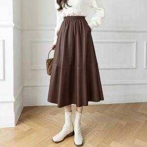 [올리비에스클로젯] 절개 인조가죽 플레어 밴딩 스커트_O2508SK024C