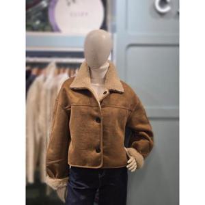 클리지 세이브존03 클리지 카라 크롭 무스탕 점퍼 AGCP9WLT06A