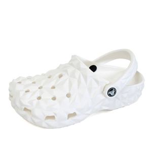 크록스 클래식 지오메트릭 샌들 슬리퍼 209563-100