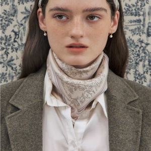 [헤지스] [뜨왈드주이] 베이지 사각 실크 스카프 HISC5E321I1