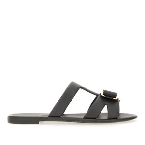 페라가모 블랙 버클 디테일 오픈 토 슬라이드 779972 01J325001