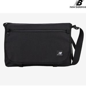 뉴발란스 NBGCDSS204-BK 심플 스퀘어 메신져 크로스백 슬링백 힙색