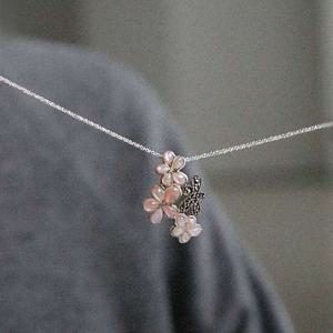 바이데이지 핑크자개 플라워 실버 목걸이 Bn0607