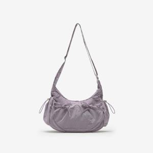 뉴발란스크로스백 TQK NBGCFSW104-70 글로시 리본 호보백