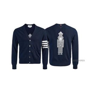 [톰브라운] SS25 남성 헥터 너트크래커 가디건 MKC567A Y1029 415