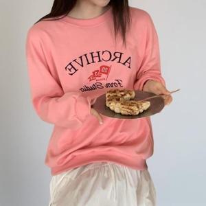 [신상오픈런]KMT9FB5여성 아카이브 자수 레터링 루즈핏 맨투맨셔