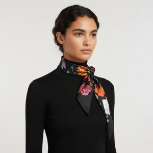 구찌 여성 플라워 프린팅 실크 스카프(블랙) 825121 3G001 1060