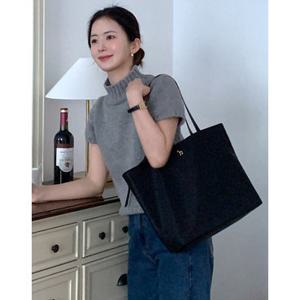 헤지스 액세서리 25FW 스테디셀링백SAVER 블랙 나일론 퍼피 로고 와이드 숄더백 L HIBA5F911BK