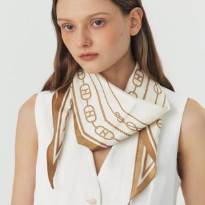 [헤지스] 베이지 H클립 마름모 실크 스카프 HISC5F502I2