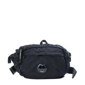 [CP컴퍼니] 25FW (RCCMAC734A 005269G 888) 남성 렌즈 와펜 힙색