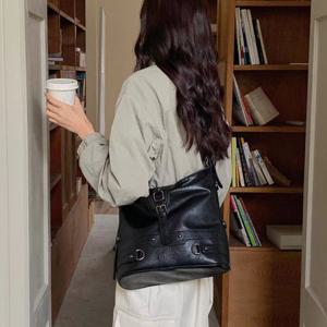 [디어백] 레트로 벨티드 숄더 호보백 CH24198T