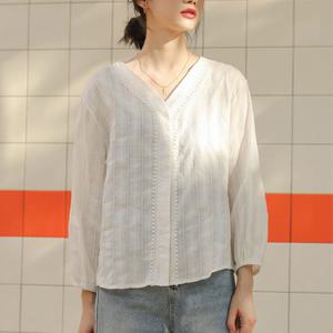 비욘드라이프 브이넥 펀칭 세로줄 블라우스 1002470