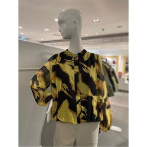 르니앤맥코이 하트 브로치 패턴 쉬폰 블라우스 (MN05BL012HJY)