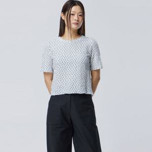 [베네통] 플라워 엠보 티셔츠_BATS10611NY