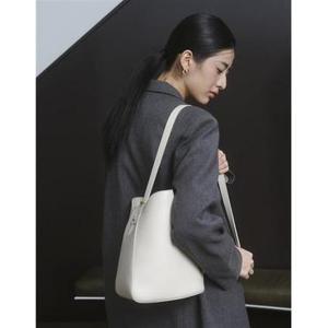 헤지스 액세서리 25FW H-EDGE 엣지백 시그니처 H 아이보리 레더 숄더 M HIBA5F327IV