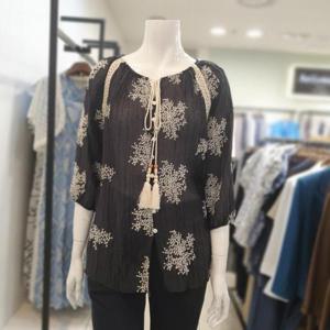 아니베에프 세이브존01 오픈형 자수블라우스 A45WBL620