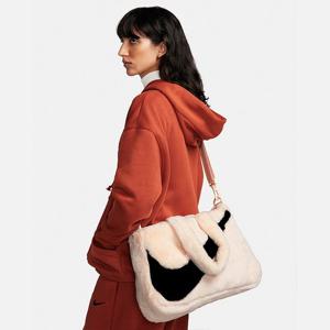 NQK FB3050-838 나이키 스포츠웨어 인조 퍼 토트백(10L)