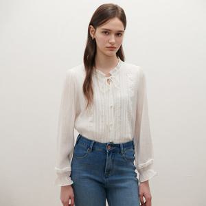 [SATIN] 레이스 프릴넥 블라우스 O261T263