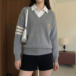 [올리비에스클로젯] 셔츠 배색 자수 긴팔 니트_O2602KN603A