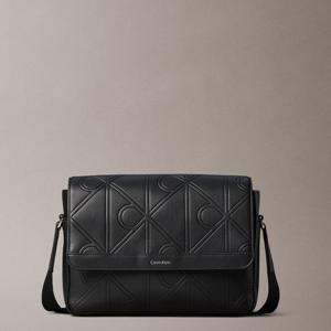 CK진  남성 라지 엠보스드 엠블럼 플랩 메신저(4D3412G-UB1)