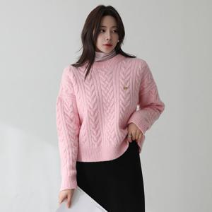 [피핀] 112820 골드참 꽈배기 라운드 니트