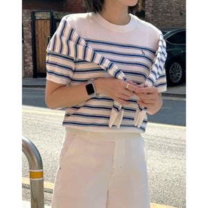 헤지스 여성 25SS SET-UP면블루 스트라이프 강연 반소매 라운드넥 스웨터 HSSW5BC52B2