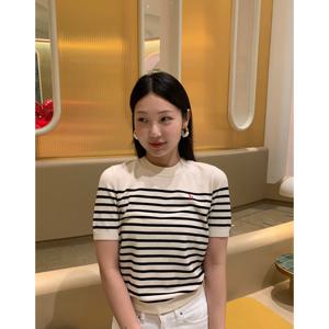 헤지스 여성 25SS SET-UP블랙 스트라이프 폴리혼방 반소매 라운드넥 스웨터 HSSW5BC24BK