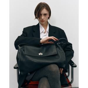 [AUBE][파우치포함] 블랙 가죽 오브 장식 숄더백 L 16인치노트북수납 JABA5F100BK