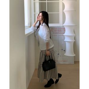 헤지스 여성 25SS 린넨네이비 스트라이프 티어드 스커트 HSSK5B302N1