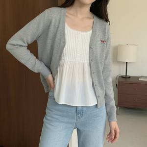 [올리비에스클로젯] 리본 자수 포인트 브이넥 니트 가디건_O2602CD006A