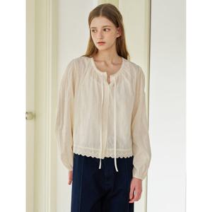 [르샵]플라워 펀칭 라운드넥 블라우스 (DQ1BA014A)