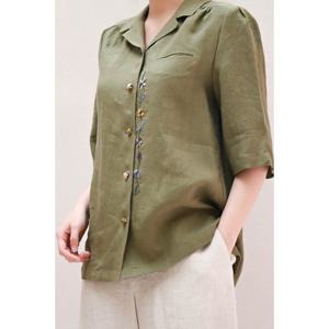 [비꼴리끄(여성)]린넨 스포츠카라 자수 블라우스 B232WB2150