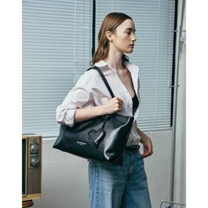 [질스튜어트] 블랙 글로시 가죽 숄더 겸 크로스백 L (15인치노트북수납)JABA5E761