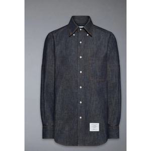 [THOM BROWNE] 라프리마 남성 팬츠 L/S BD 스트레이트 핏 셔츠 W/ RWB INNER 커프 디테일 앤 SELF ARMBAND 인 SHIRTING 데님 MWL435SF1105 415 네이비 /9