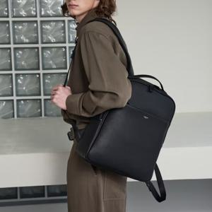 [헤지스] [KEVIN]블랙 가죽 클래식 백팩 HJBA6E832BK