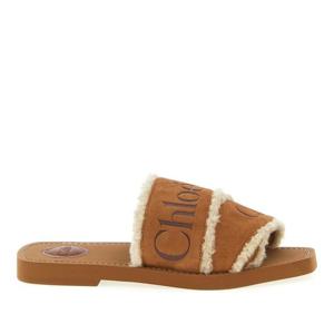 끌로에 우디 스웨이드 로고 시어링 샌들 CH25W188TX 270