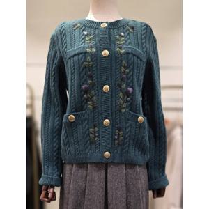 [비꼴리끄] 금장 버튼 카라리스 니트 재킷 B244KJ1010450