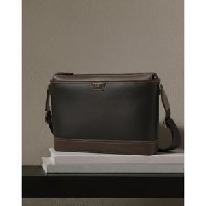 [닥스ACC]블랙 로고장식 소가죽 크로스백 DBBA6E041