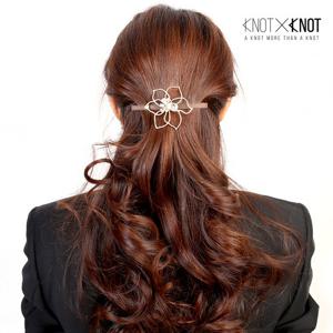 [KNOTXKNOT] 국내제작 플라워 쉐이프 크리스탈 자동핀