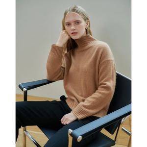 헤지스 여성 24FW 반값세일라쿤 카멜 터틀넥 스웨터 HSSW4DP83CM