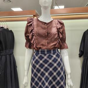 수스 HC04 레이스 셔링 포인트 블라우스 S252BBL573