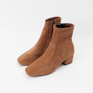 [신난다슈] 여성 앵클부츠 5cm 숏 스판 앵글 부츠 기모 스웨이드 통굽 MRO255057 브라운