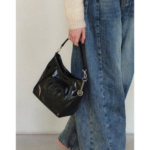 헤지스 액세서리 26SS 주말한정 특가선물추천H20크링클 시그니처 H 블랙 호보숄더백 S (롱스트랩SET) (유광) HIBA6E5