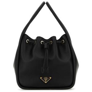 26 SS 프라다 트라이앵글 로고 플라크 드로스트링 패스닝 블랙 버킷백 1BE087VOVO2CYS