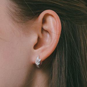 제이로렌 큐빅 프레첼 원터치 실버 귀걸이 M03962