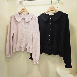 스테파니 HC07 엠보 투 프릴  카라 진주 버튼 블라우스 A26SH6101