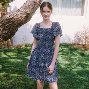 [SATIN] 플라워 프린트 티어드 스모킹 원피스 O252T616