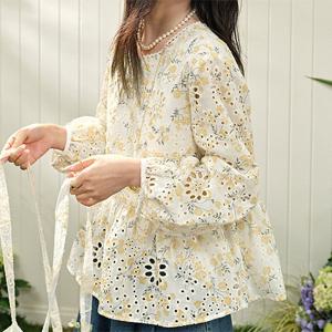 [패션시그널] 플라워펀칭 레이스라운드넥 블라우스 78A069