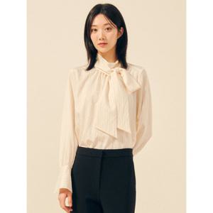 [제이제이 지고트]스트라이프 리본 하이넥 블라우스(GPAA0BLR21)
