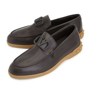 발렌티노 V 로고 시그니처 남성 로퍼 S0H36ELA E05